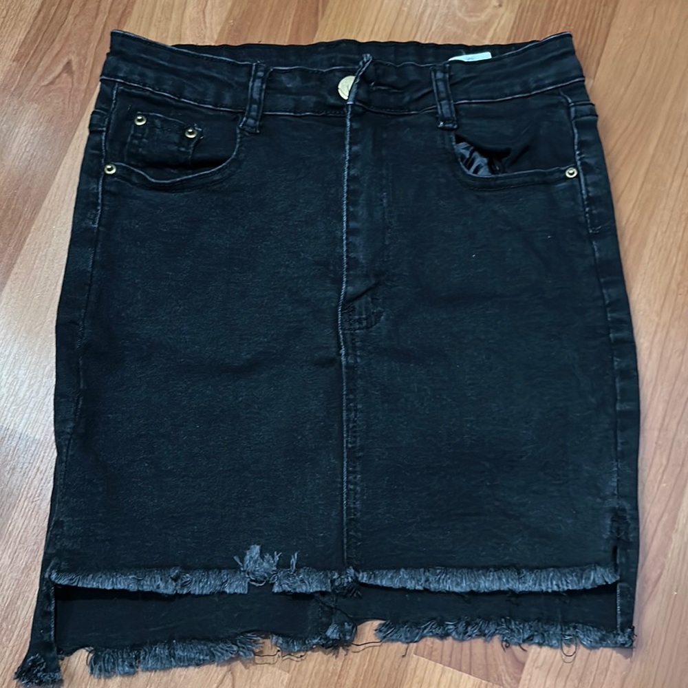 BLACK BUTTON SKIRT